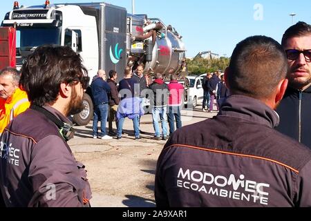 TARANTO EX ILVA PROTEST THIS MORNING OF THE COMPANIES OF THE INDACTO AND THE BLOCKING OF THE ORDERS (SAVERIO DE GIGLIO/Fotogramma, MILAN - 2019-11-18) p.s. la foto e' utilizzabile nel rispetto del contesto in cui e' stata scattata, e senza intento diffamatorio del decoro delle persone rappresentate Stock Photo