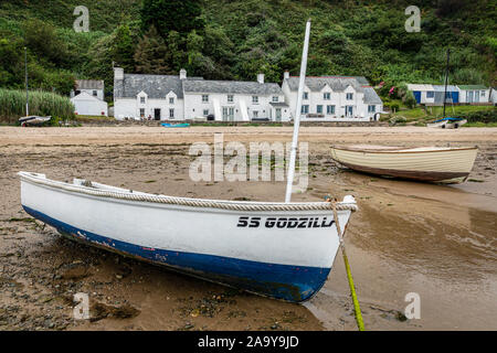 Boats on the beach at low tide, Nefyn, Llŷn Peninsula, Gwynedd, Wales Stock Photo