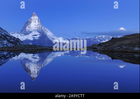 Matterhorn spiegelt sich im Riffelsee Stock Photo
