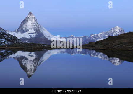 Matterhorn spiegelt sich im Riffelsee Stock Photo