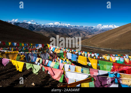 Tibetan prayer flags, Lhotse, Mount Everest (center), Cho Oyu (right) and the rest of the North Face Himalaya range from Pang-la pass Stock Photo
