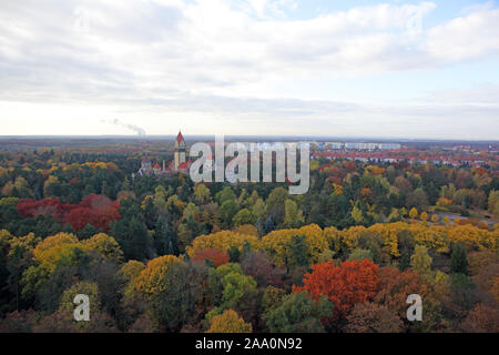 Aussicht vom Völkerschlachtdenkmal auf das Leipziger Umland im Herbst, Kapellenanlage auf dem Südfriedhof, Wohnblocksiedlungen, Kraftwerk im Hintergru Stock Photo