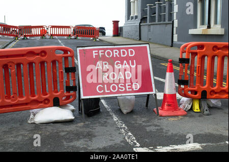 Aberystwyth, Ceredigion/UK November 13 2019: Cymru Ffordd as gau, Wales bilingual road closed signs in Welsh and English. Stock Photo