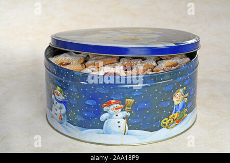 Halb geöffnete Keksdose mit Weihnachtsplätzchen  / Half opened cokkie box with chrismas cookies Stock Photo