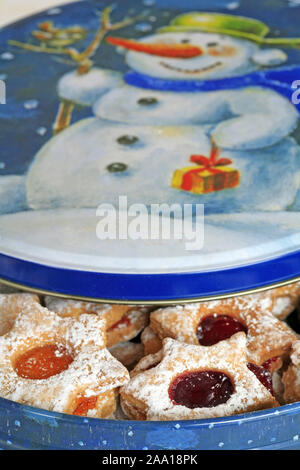 Halb geöffnete Keksdose mit Weihnachtsplätzchen  / Half opened cokkie box with chrismas cookies Stock Photo