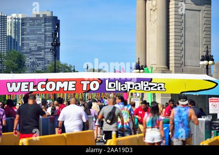 Chicago, Illinois, USA. Young adults and teens flocking to Lollapalooza the annual four-day music festival based in Chicago's Grant Park. Stock Photo