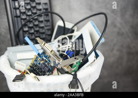 Garbage Computer Set Up Recycle bin on computer tool bar Stock Photo - Alamy