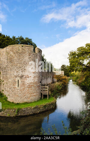 The 14th century walls and moat around the Bishop's Palace in autumn. Wells, Mendip, Somerset, England, UK, Britain Stock Photo