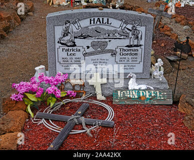 A grave marker at a historic pioneer cemetery near Camp Polk, Oregon, in the Cascade Mountains. Stock Photo