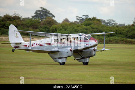 DH-89A Dragon Rapide 6 G-AGSH landing at Old Warden Aerodrome, Bedfordshire Stock Photo