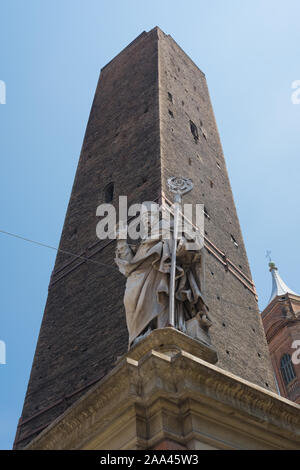 State of San Petronio in front of Le Due Torri bologna, Piazza di Porta Ravegnana, Bologna, Italy Stock Photo