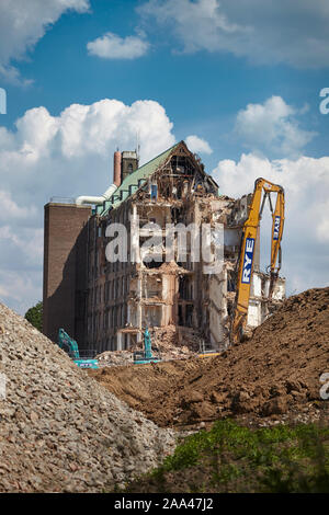 Demolition of the Francis Crick laboratory (National Institute for Medical Research) in Mill Hill to make place for housing. Stock Photo