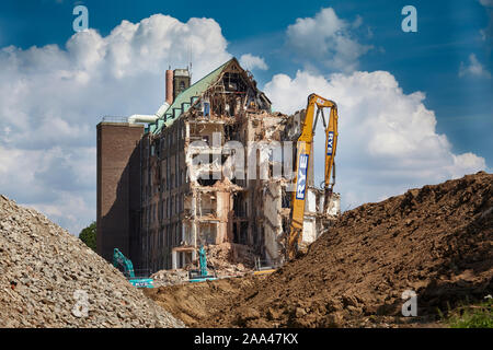 Demolition of the Francis Crick laboratory (National Institute for Medical Research) in Mill Hill to make place for housing. Stock Photo