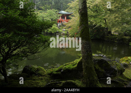 Red japanese pavilion near a lake (Daigo-ji in Kyoto) Stock Photo