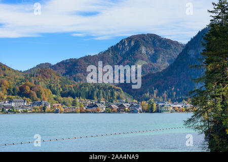Fuschl am See: lake Fuschlsee, view to Fuschl town, mountain Ellmaustein in Salzkammergut, Salzburg, Austria Stock Photo