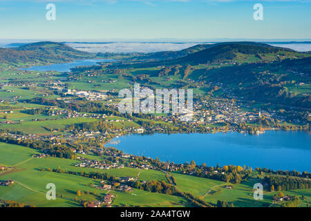 Mondsee: lake Mondsee, view to town Mondsee in Salzkammergut, Salzburg, Austria Stock Photo