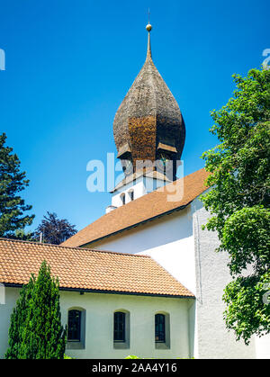 Ein Blick auf die kleine Dorfkirche in Wessling, Bayern Stock Photo