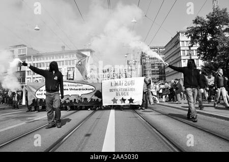 Zürich city: ultra left wing activists and labour day protesters opn ...