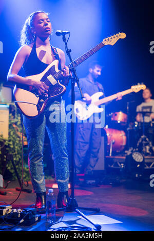 London, UK. Tuesday, 19 November, 2019. Nilufer Yanya performing on stage at the Shepherds Bush O2. Photo: Roger Garfield/Alamy Live News Stock Photo