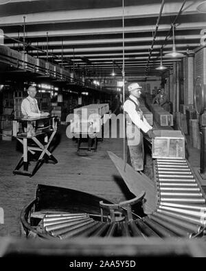 Industries of War - Chewing Gum - WRIGLEY FACTORY Case marking department ca. 1917-1918 Stock Photo