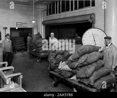 Industries of War - Chewing Gum - WRIGLEY FACTORY Weighing bags of granulated sugar in receiving department ca. 1917-1918 Stock Photo