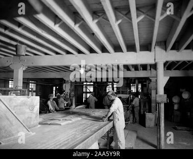 Industries of War - Chewing Gum - MAKING CHEWING GUM AND CHOCOLATE FOR SOLDIERS. One side of the oven room in plant of Frank H. Fleer Co., Philadelphia, Pennsylvania Stock Photo