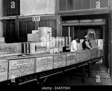 Industries of War - Chewing Gum - WRIGLEY FACTORY Loading a full car for the Y.M.C.A ca. 1917-1918 Stock Photo