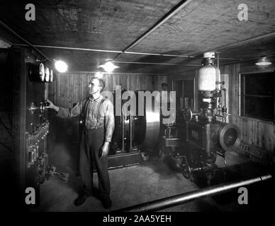 Industries of War - Chewing Gum - MAKING CHEWING GUM AND CHOCOLATE FOR SOLDIERS. Engine room in plant of Frank H. Fleer Co., Philadelphia, Pennsylvania Stock Photo