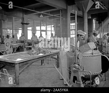 Industries of War - Chewing Gum - MANUFACTURING CHEWING GUM. Scene in plant of beechnut Packing CO., Canajoharie, New York ca. 1918 Stock Photo