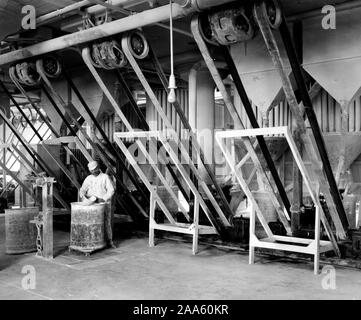 Industries of War - Chewing Gum - WRIGLEY FACTORY. Grinding sugar ca. 1917-1918 Stock Photo