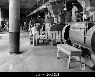 Industries of War - Chewing Gum - WRIGLEY FACTORY Gum mixing kettles ca. 1917-1918 Stock Photo