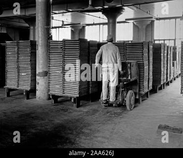 Industries of War - Chewing Gum - WRIGLEY FACTORY Storage department for gum before it is wrapped ca. 1917-1918 Stock Photo