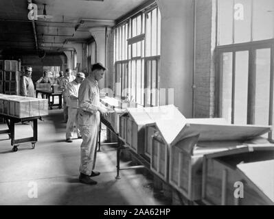 Industries of War - Chewing Gum - WRIGLEY FACTORY Case sealing department ca. 1918 Stock Photo