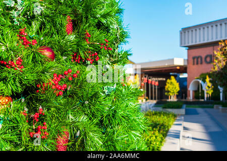 December 7, 2017 Palo Alto / CA / USA - Beautiful landscaping at the  upscale open air Stanford Shopping Mall, San Francisco bay, California  Stock Photo - Alamy