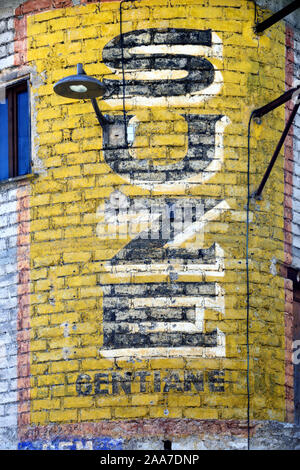 Old Painted Wall Sign, Advert or Advertisement for Suze Apérif Drink Stock Photo