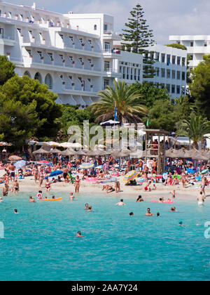 Hotels an der Cala Gran, Urlauber am Badestrand bei Cala D'Or, Mallorca, Balearen, Spanien | Hotels at Cala Gran, people at bathing beach at Cala D'Or Stock Photo