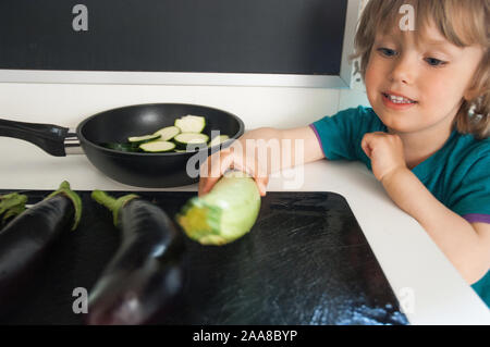 Kind kocht mit Stock Photo