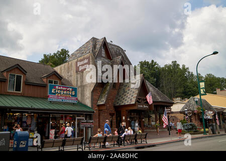 stores and shops on us 441 parkway through downtown Gatlinburg ...