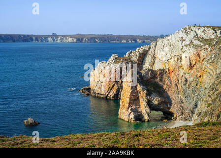 Natural arch in sea cliff along the Iroise Sea at the Pointe de Dinan, Cap de la Chèvre on the Crozon peninsula,  Finistère, Brittany, France Stock Photo