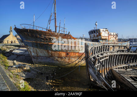 Ship wrecks of old wooden trawler fishing boats / lobster boats in the harbour / port of Camaret-sur-Mer, Finistère, Brittany, France Stock Photo