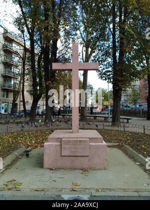 Crveni Krst, Vracar, Belgrade, Serbia -  november 18, 2019: park with trees and small historic landmark - cross monument close up Stock Photo