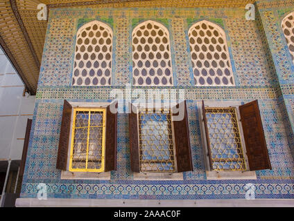 A building overlooking the Courtyard of the Favourites, also called Courtyard of the Queen Mother, in Topkapi Palace Harem, Istanbul, Turkey Stock Photo