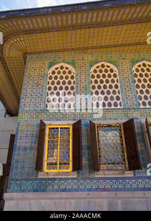 A building overlooking the Courtyard of the Favourites, also called Courtyard of the Queen Mother, in Topkapi Palace Harem, Istanbul, Turkey Stock Photo