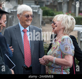 Family and friends including Geraldine Winner and Michael Parkinson gather for the unveiling of a headstone of Film Director Michael Winner at the jewish cemetery in Willesden. April 2014. Stock Photo