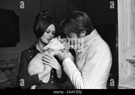 ALAIN DELON and BRIGITTE BARDOT in SPIRITS OF THE DEAD (1968) -Original title: HISTOIRES EXTRAORDINAIRES-, directed by LOUIS MALLE, FEDERICO FELLINI and ROGER VADIM. Credit: AIP / Album Stock Photo