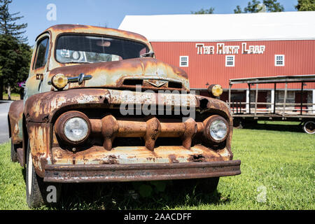 August 10, 2019, Leesport, Pennsylvania, USA, Old Ford truck sits outside gift store, The Mint Leaf Stock Photo
