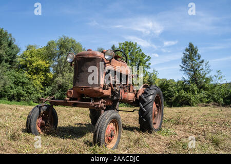 August 10, 2019, Leesport, Pennsylvania, USA, Vintage red tractor in field on summer day Stock Photo