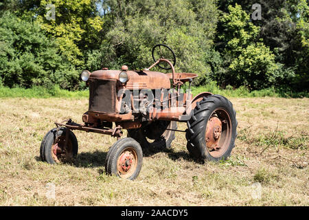 August 10, 2019, Leesport, Pennsylvania, USA, Vintage red tractor in field on summer day Stock Photo