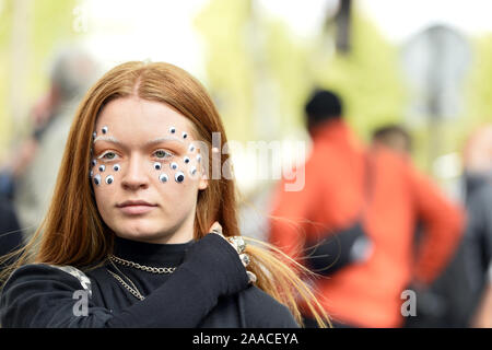 Keepall prism Louis Vuitton - StreetStyle at Louis Vuitton - Paris Fashion  Week Men F/W 2019-2020 Stock Photo - Alamy