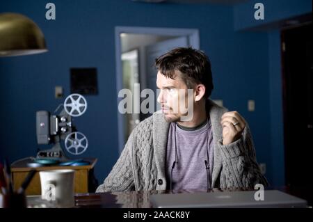 ETHAN HAWKE in SINISTER (2012), directed by SCOTT DERRICKSON. Copyright: Editorial use only. No merchandising or book covers. This is a publicly distributed handout. Access rights only, no license of copyright provided. Only to be reproduced in conjunction with promotion of this film. Credit: ALLIANCE FILMS / Album Stock Photo